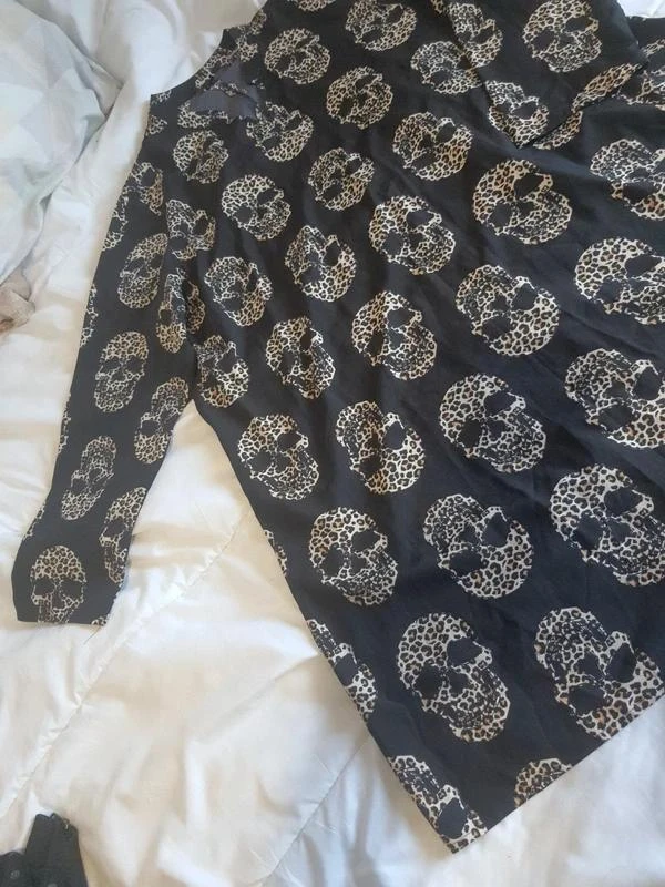 Vestido preto com estampa de crânios em padrão leopardo 46 - 3XL – photo 9